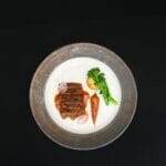 Eleganckie danie stekowe z warzywami na czarnym tle