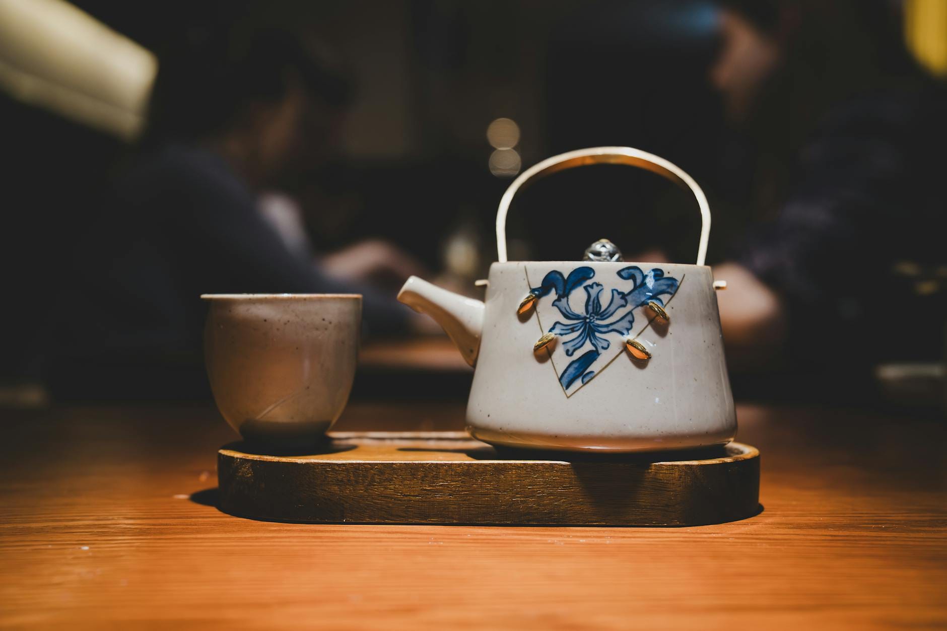 Filiżanka herbaty na stoliku w przytulnej kawiarni