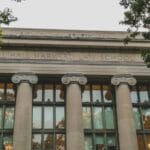 Klasyczna fasada gmachu z kolumnami w stylu uczelni prawniczej