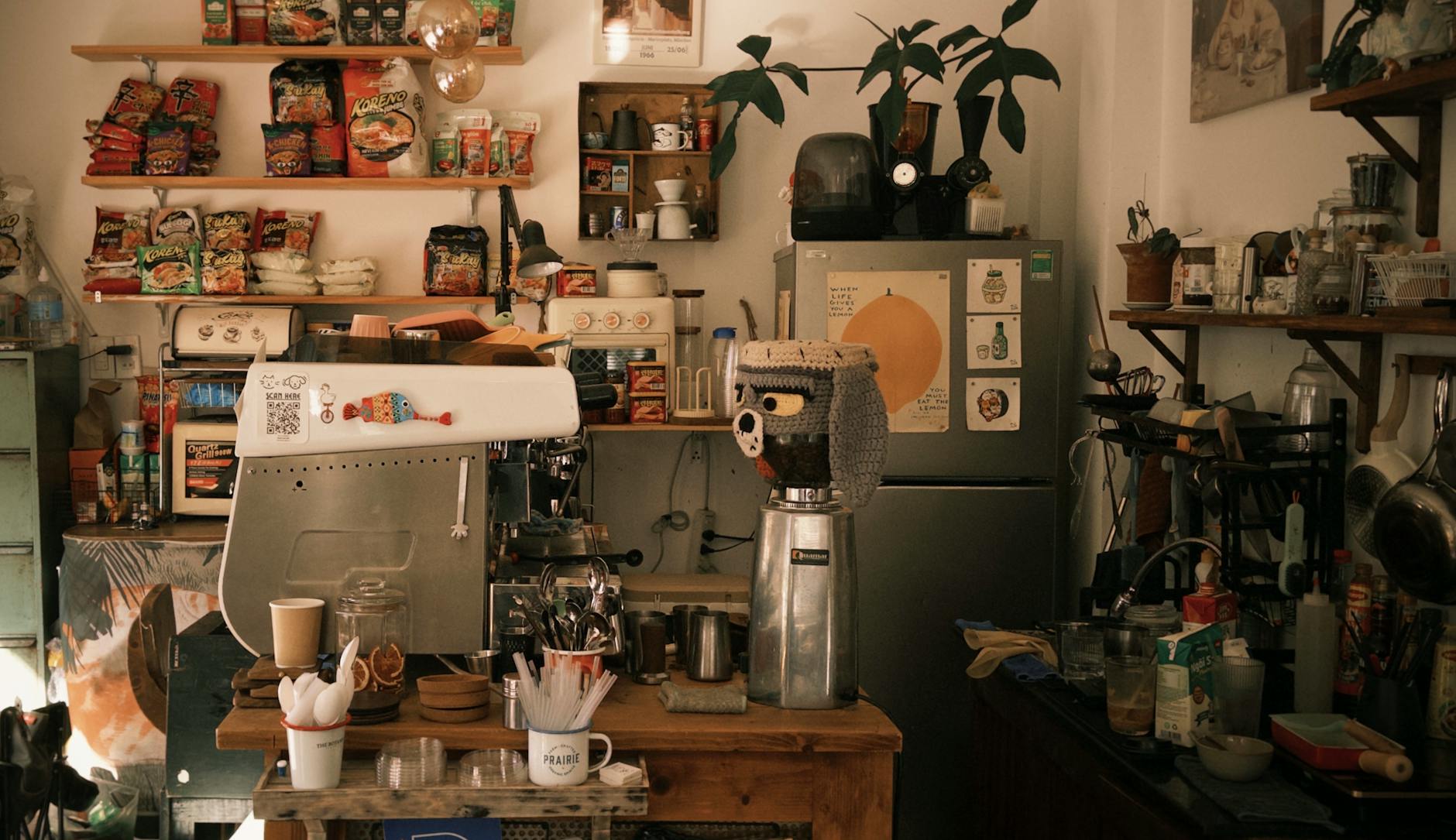 Latte i deser w przytulnej kawiarni w centrum Kalisza