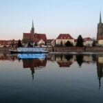 Panorama Leszna z ratuszem i kolorowymi kamienicami rynku