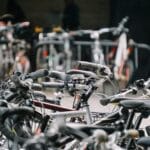 Stojak rowerowy w centrum Jarocina pełen zaparkowanych jednośladów