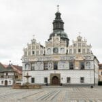 Historyczny rynek Ostrowa Wielkopolskiego z renesansowymi kamienicami