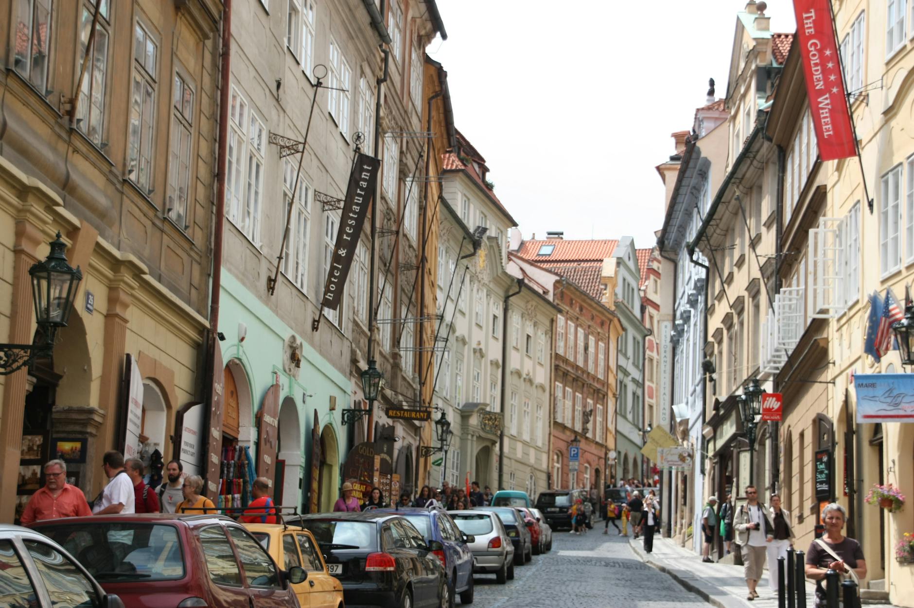 Ruchliwa europejska uliczka z zabytkowymi kamienicami i przechodniami