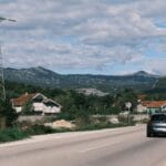 Samochód na wiejskiej drodze z widokiem na góry w okolicach Gostynia
