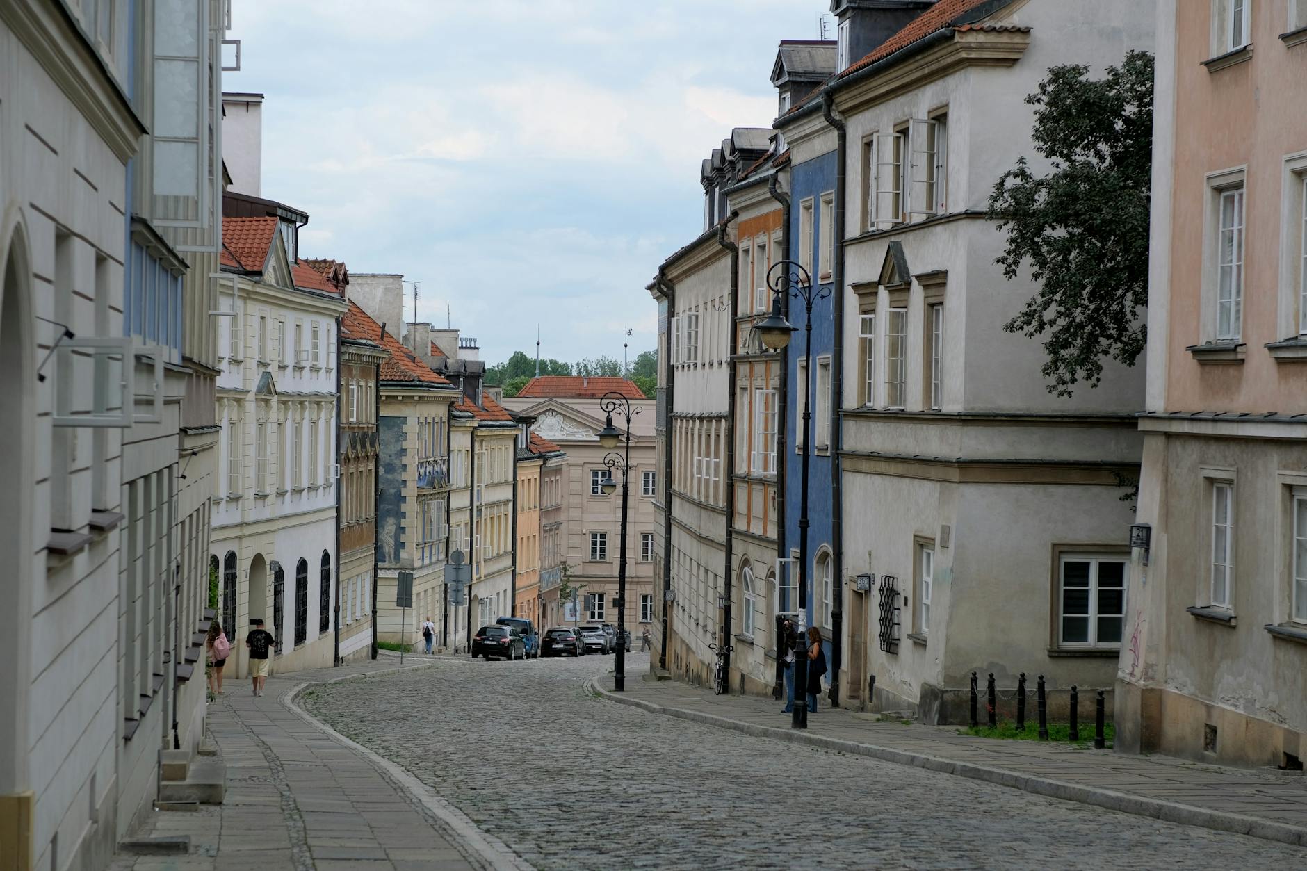 Spokojna uliczka Leszna z zabytkowymi kamienicami w słoneczny dzień