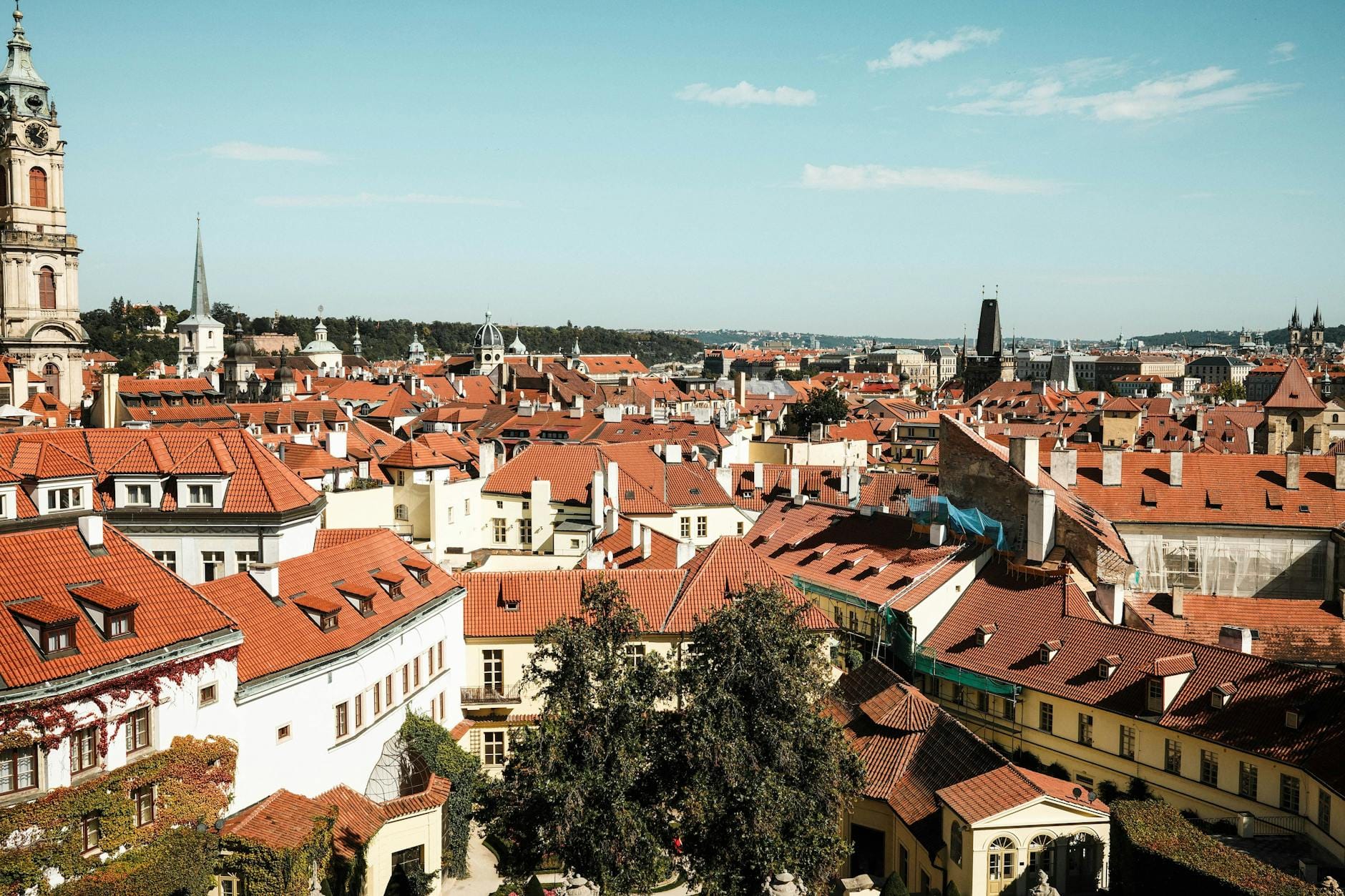 Czerwone dachy zabytkowej dzielnicy miasta w słoneczny dzień
