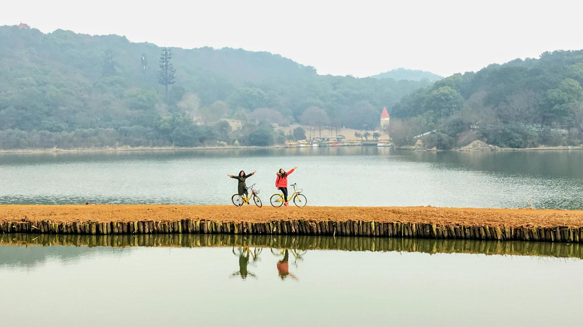 Dwóch rowerzystów nad jeziorem w mglisty dzień