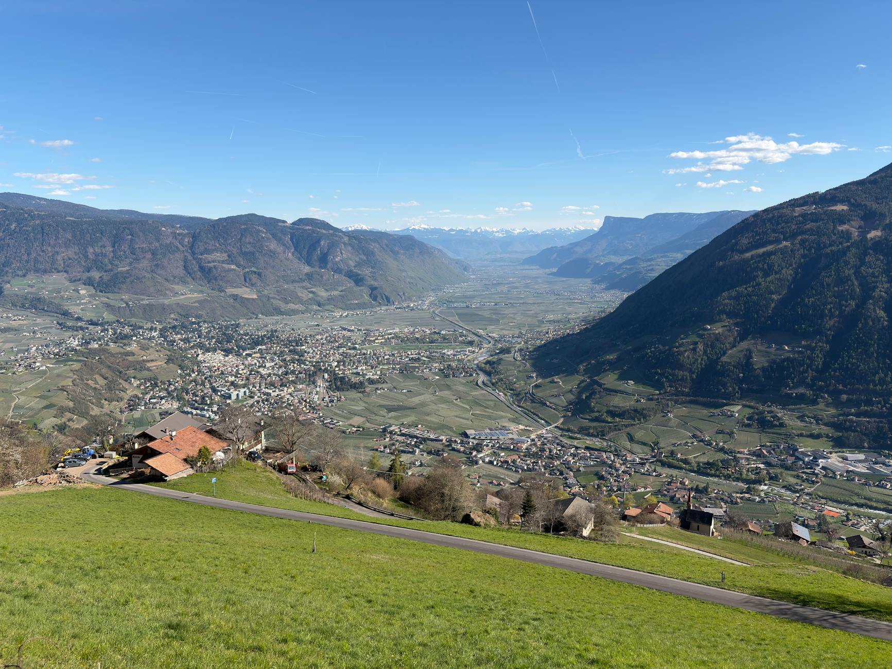 Górska dolina z niewielką wioską widzianą z panoramy