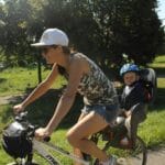 Swarzędz na rowerze z dzieckiem: bezpieczne odcinki i przerwy Mama z dzieckiem na rowerze w słonecznym parku