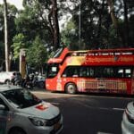 Piętrowy autobus turystyczny na ruchliwej ulicy dużego miasta