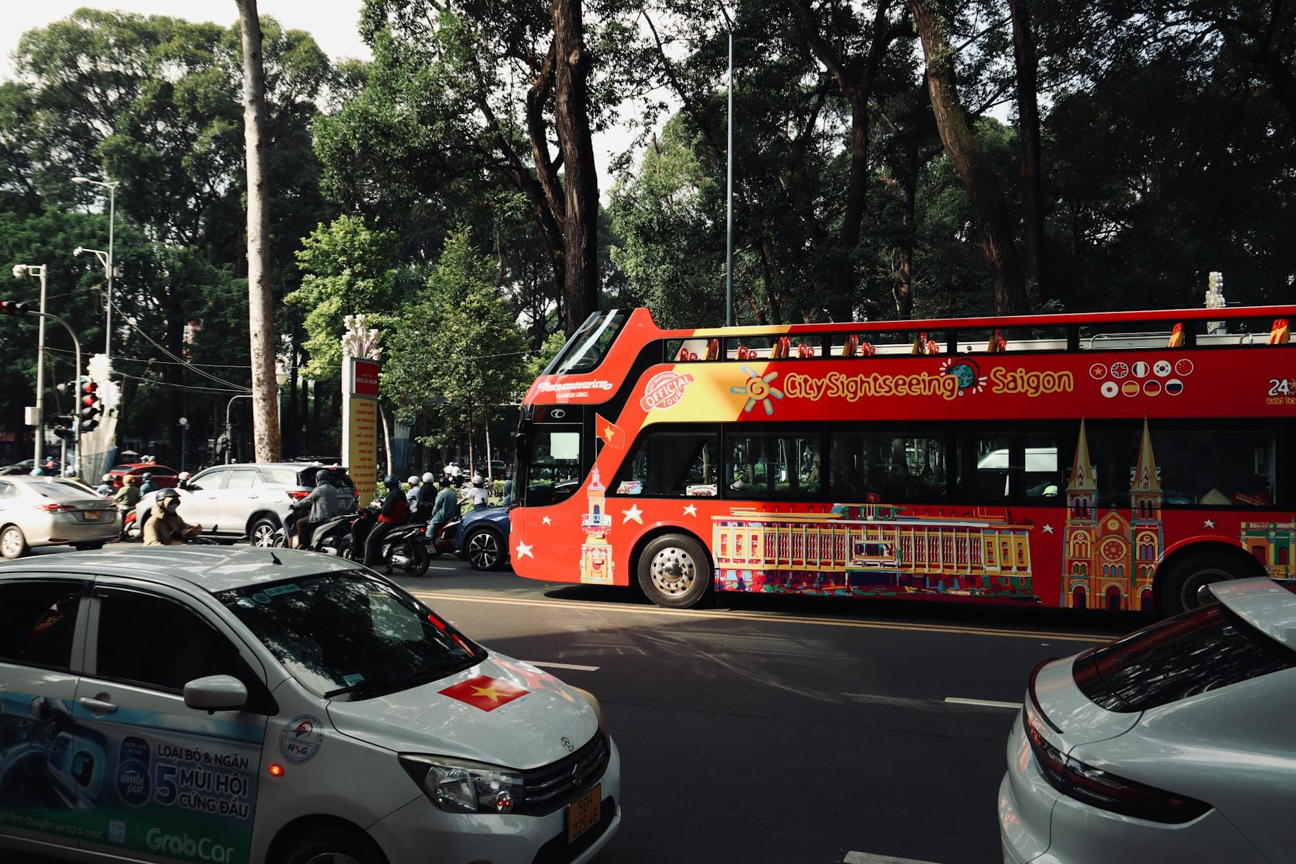 Piętrowy autobus turystyczny na ruchliwej ulicy dużego miasta