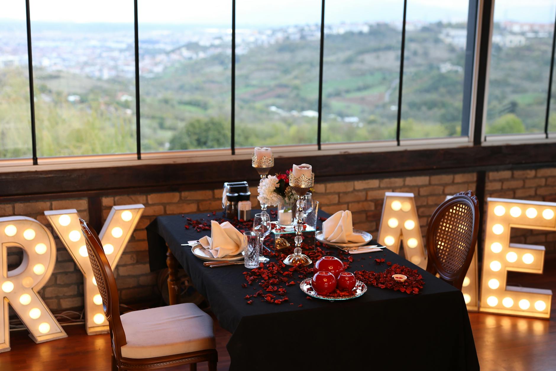 Romantycznie nakryty stół w eleganckiej restauracji z widokiem na pejzaż