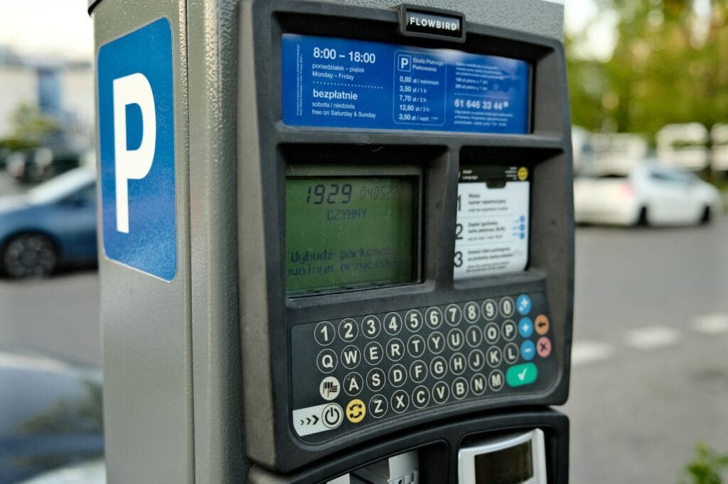 Strefa Płatnego Parkowania w Lesznie: mapa, aktualne opłaty i bezpłatne parkingi przy centrum