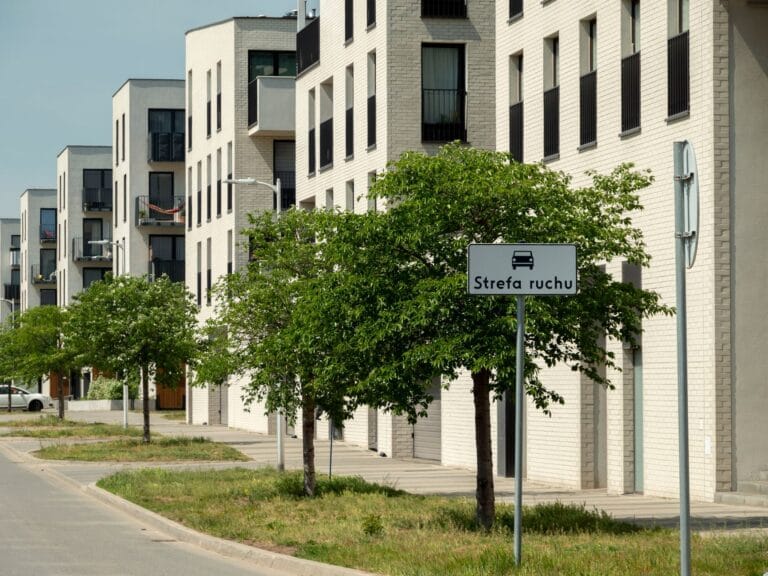 Strefa Płatnego Parkowania w Lesznie: mapa, aktualne opłaty i bezpłatne parkingi przy centrum